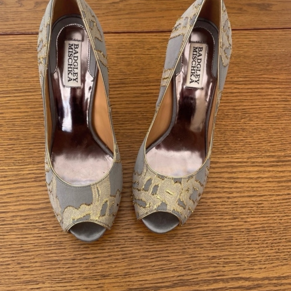 Badgley Mischka Women's Gray and Gold Peep Toe Heels